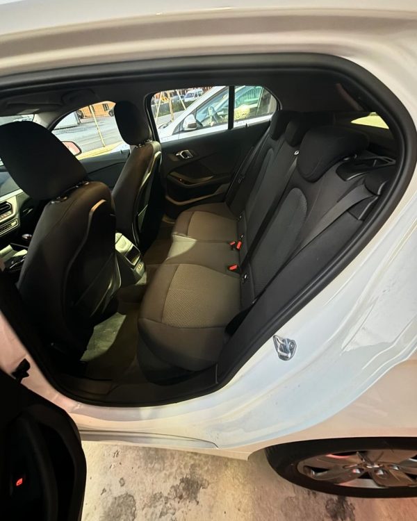 BMW Serie 1 116d interior desde puerta trasera