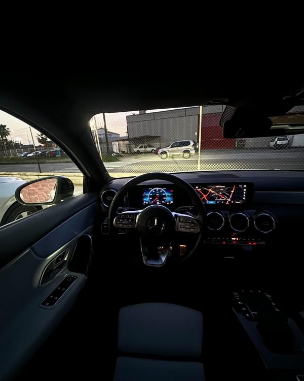 MERCEDES-BENZ Clase A A 200 d interior volante